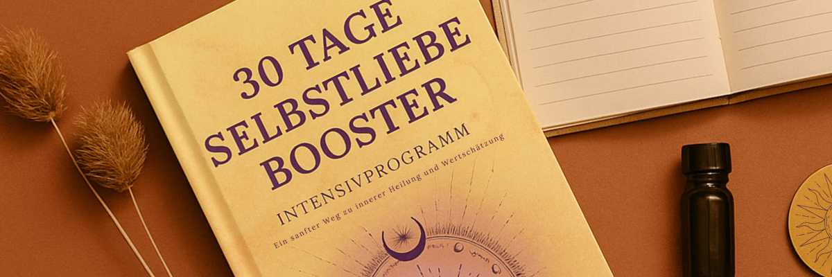 Buch mit dem Titel '30 Tage Selbstliebe Booster' auf einem braunen Tisch mit einem Notizbuch und dekorativen Gegenständen.