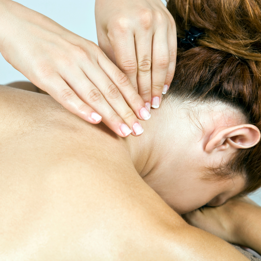 Energetische Anti-Stress-Massage für Schulter, Nacken und Entspannung in ruhiger Praxisatmosphäre