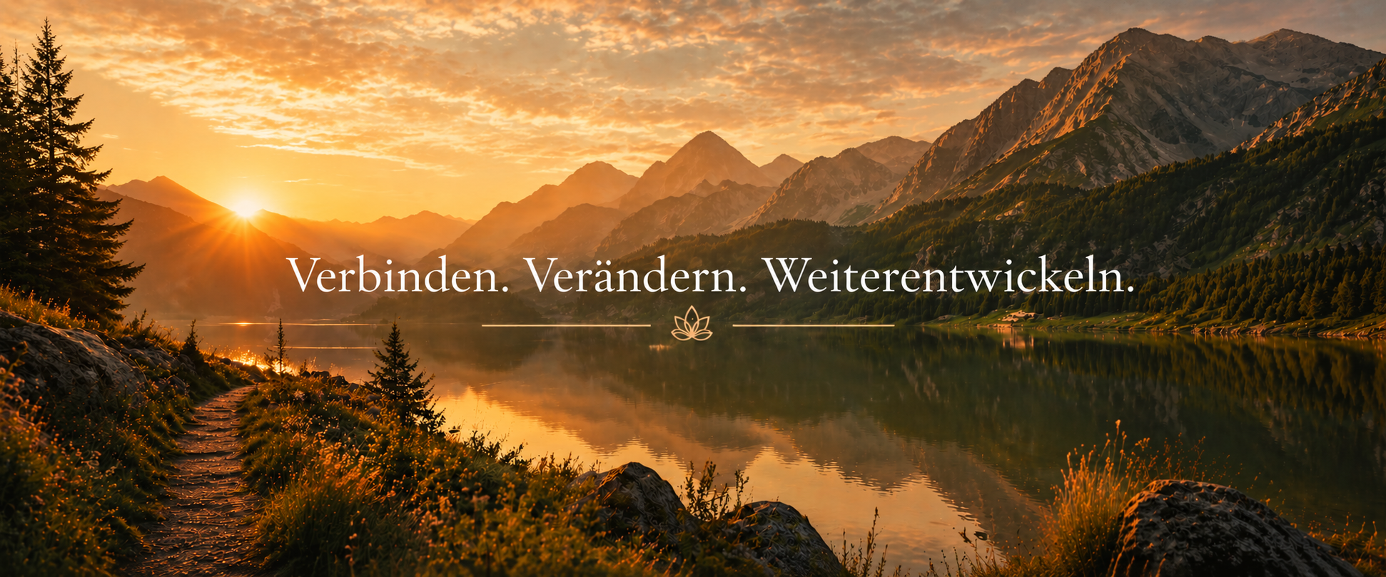 Bergsee im goldenen Sonnenaufgang mit den Worten Verbinden, Verändern, Weiterentwickeln als Symbol für innere Entwicklung, emotionale Balance und Transformation. Susan Cibere Reiki Meisterin